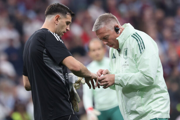 Dibu revela dedo ficará deformado após optar por jogar a Copa