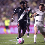 Dor no pé coloca Andrés Gómez em dúvida para Vasco x Flamengo