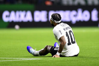 Edema na coxa afasta Memphis e desfalca Corinthians contra o Vasco