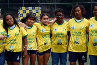 Ex-jogadoras da seleção inspiram meninas em escola de Santa Teresa