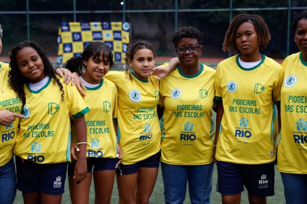 Ex-jogadoras da seleção inspiram meninas em escola de Santa Teresa