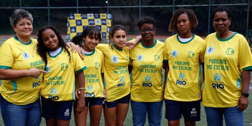 Ex-jogadoras da seleção inspiram meninas em escola de Santa Teresa