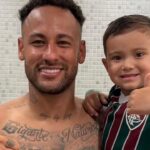 Filhos de jogadores do Fluminense cercam Neymar; Mateus ganha camisa autografada