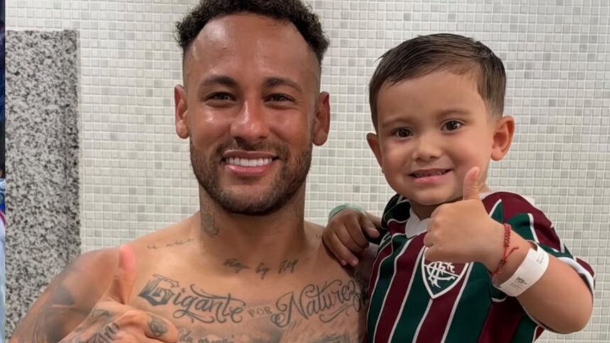 Filhos de jogadores do Fluminense cercam Neymar; Mateus ganha camisa autografada