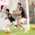 Fluminense vira e supera o Internacional com gol de Acosta nos acréscimos