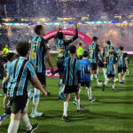Goleiro brilha e Grêmio vence Athletico-PR por 2 a 0; time sai do Z-4