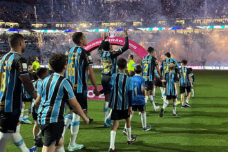 Goleiro brilha e Grêmio vence Athletico-PR por 2 a 0; time sai do Z-4