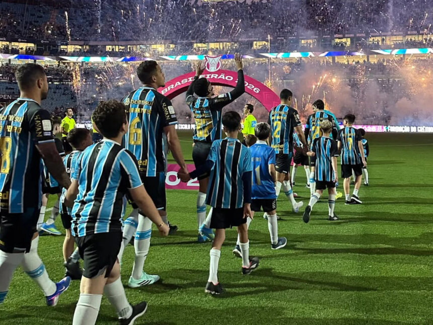 Goleiro brilha e Grêmio vence Athletico-PR por 2 a 0; time sai do Z-4