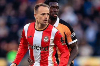Hull bate de pênalti, Brentford reage e empata em 1 a 1