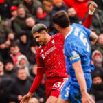 Liverpool bate Brighton por 2 a 0 e encurta distância na liderança