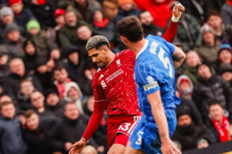 Liverpool bate Brighton por 2 a 0 e encurta distância na liderança