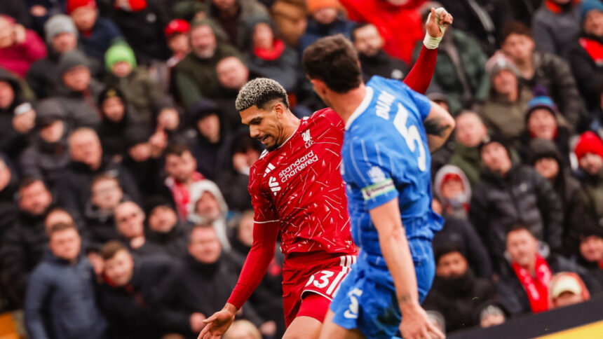 Liverpool bate Brighton por 2 a 0 e encurta distância na liderança