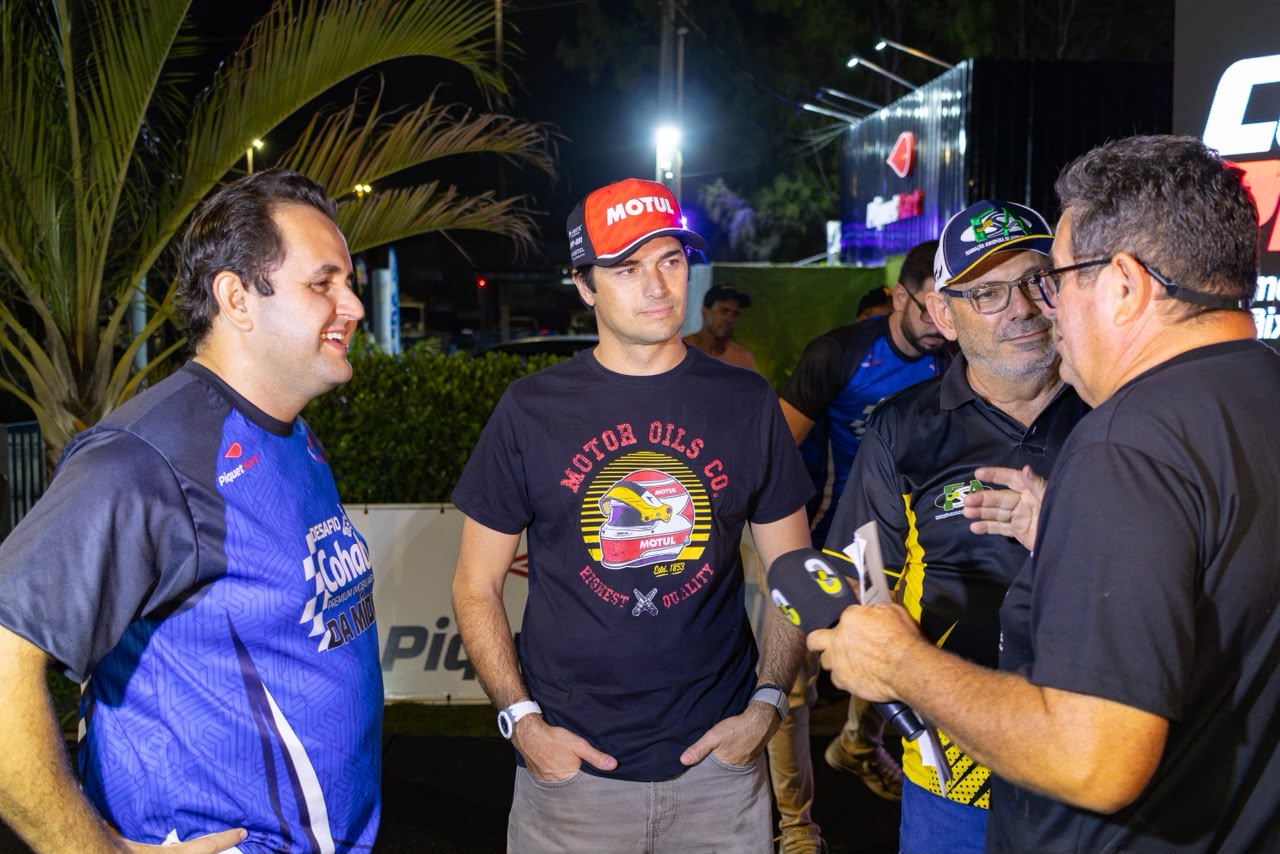 Nelsinho Piquet conversa com a imprensa no Piquet Kart, ao lado de Renan Tavares