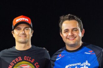 O piloto Nelsinho Piquet e o empresário Renan Tavares, sócio do Piquet Kart, durante o Desafio Cohab Premium da Mídia