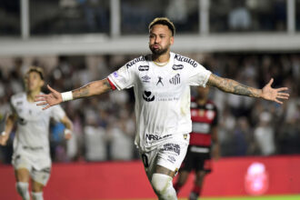 Neymar decide: dois pênaltis e Santos empata com o Flamengo na Vila