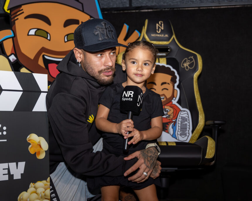 Neymar estreia 'Ney Ney' em sessão exclusiva no Cine Roxy, em Santos