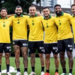 Neymar homenageia Pelé com golaço de bicicleta no CT do Santos