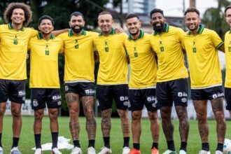 Neymar homenageia Pelé com golaço de bicicleta no CT do Santos