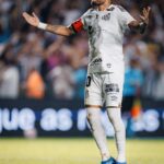 Neymar de braços abertos na comemoração (Divulgação/Santos FC)