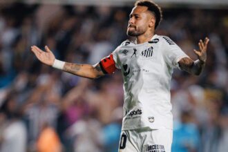 Neymar de braços abertos na comemoração (Divulgação/Santos FC)