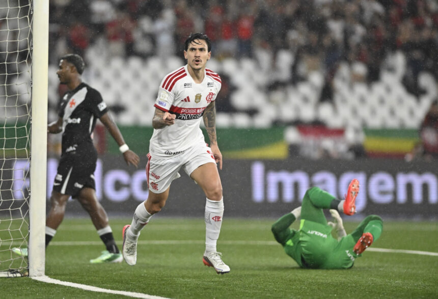 Pedro marca duas e mira 'rei dos clássicos' após 4 a 1 sobre o Vasco