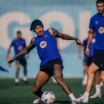 Raphinha retoma treinos no Barcelona e pode enfrentar o Betis