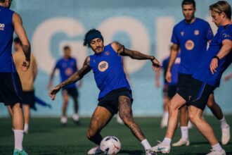 Raphinha retoma treinos no Barcelona e pode enfrentar o Betis