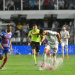 Santos arranca empate com Bahia após chuva e expulsão de Neymar