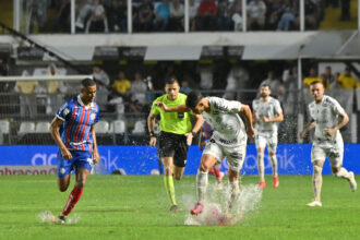 Santos arranca empate com Bahia após chuva e expulsão de Neymar