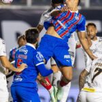 Jogadores de Santos e Bahia disputam bola pelo alto na Vila Belmiro