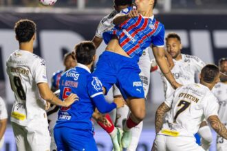 Jogadores de Santos e Bahia disputam bola pelo alto na Vila Belmiro