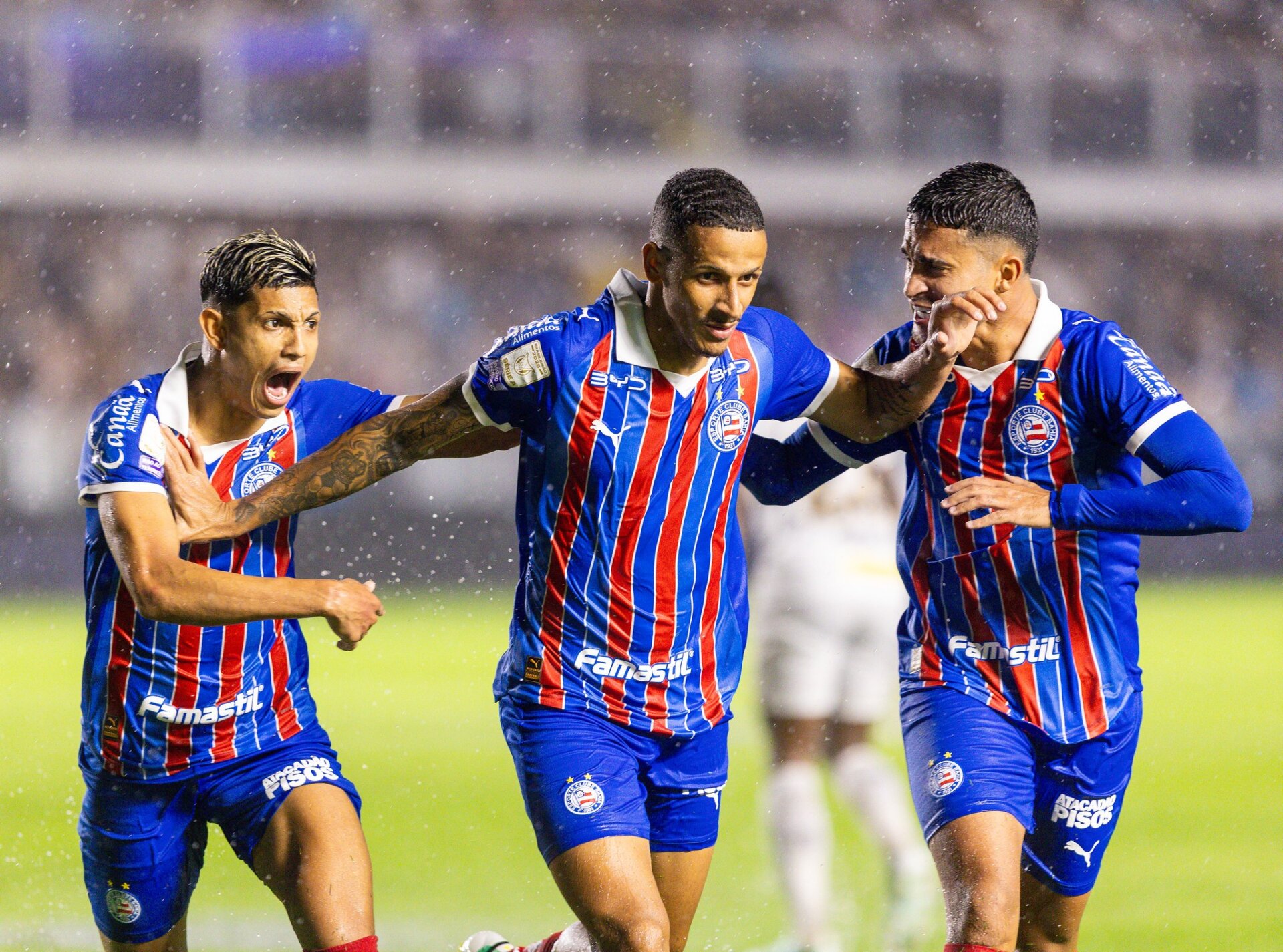 Luciano Juba comemora o gol do Bahia com Erick Pulga e Rodrigo Nestor sob chuva
