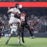 São Paulo vence e mantém pressão: Vitória cai por 2 a 1 no Morumbi