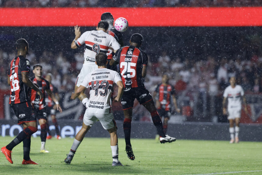 São Paulo vence e mantém pressão: Vitória cai por 2 a 1 no Morumbi