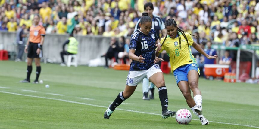 Seleção feminina treina em Recife e terá desfalques contra Argentina