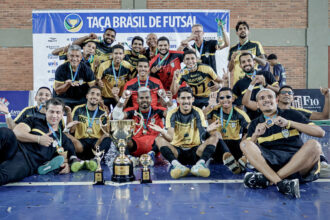 Simão Dias ergue Taça Brasil 2ª Divisão e assegura acesso