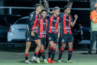Vitória goleia Chapecoense por 4 a 0 no Barradão e desperta questionamentos