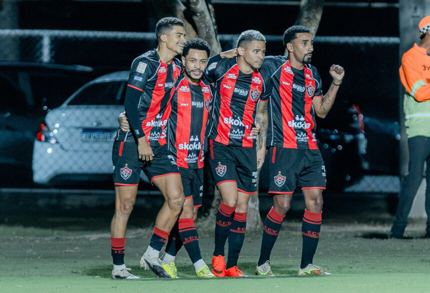 Vitória goleia Chapecoense por 4 a 0 no Barradão e desperta questionamentos